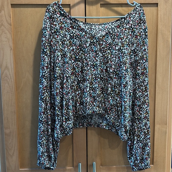 Flowered Lift Ling Sleeved Shirt.  Size Medium - Picture 2 of 3